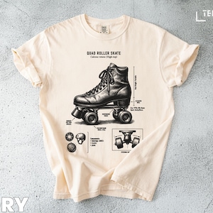 Może przedstawiać: Kremowa koszulka z czarno-białą ilustracją rolki quad, z technicznymi szczegółami i napisem "QUAD ROLLER SKATE". Koszulka ma okrągły dekolt i krótkie rękawy. Na dole napis "IVORY".