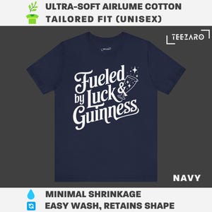 Puede incluir: Camiseta azul marino con texto blanco que dice "Fueled by Luck & Guinness" y un gr&aacute;fico de un vaso de Guinness con estrellas. La camiseta est&aacute; hecha de algod&oacute;n airlume ultra suave y tiene un ajuste entallado.