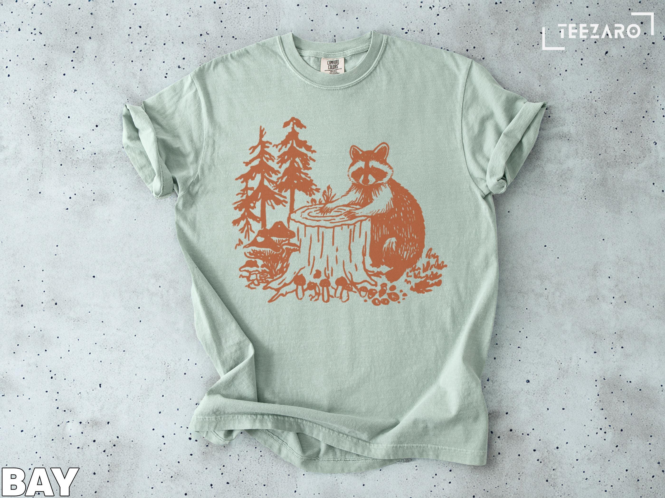 アライグマTシャツ：森、自然、キノコ、森の動物、野生動物Tシャツ 