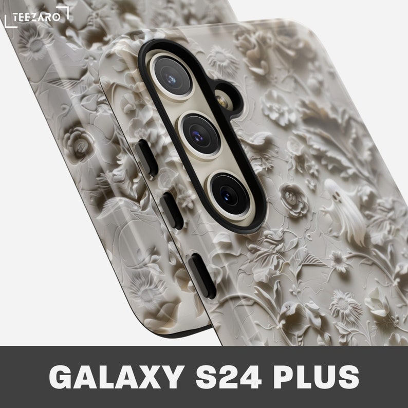 Puede incluir: Una funda de tel&eacute;fono blanca con un dise&ntilde;o floral en 3D. La funda est&aacute; dise&ntilde;ada para el Galaxy S24 Plus.