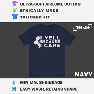 K&ouml;nnte beinhalten: Marineblaues T-Shirt mit einem wei&szlig;en Fu&szlig;ball-Motiv und dem Text "I YELL BECAUSE I CARE".