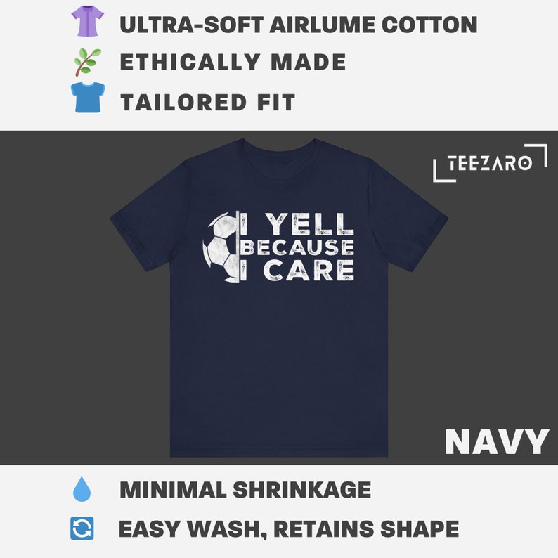 K&ouml;nnte beinhalten: Marineblaues T-Shirt mit einem wei&szlig;en Fu&szlig;ball-Motiv und dem Text "I YELL BECAUSE I CARE".