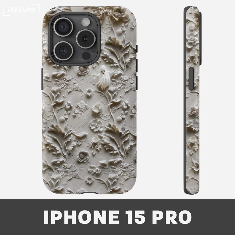 Puede incluir: Una funda blanca para iPhone 15 Pro con un dise&ntilde;o floral en relieve 3D. El dise&ntilde;o presenta flores blancas, hojas y un fantasma.