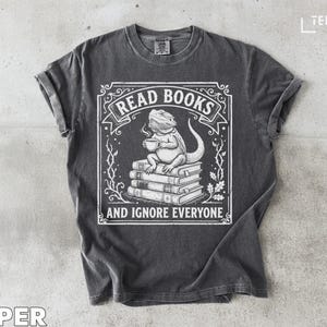 Camiseta con estampado de dragón barbudo leyendo, camiseta gráfica para amantes de los libros introvertidos.