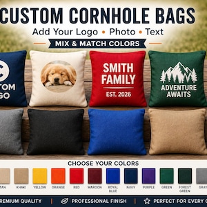 Könnte beinhalten: Individuelle Cornhole-Taschen mit Optionen zum Hinzufügen eines Logos, Fotos oder Textes. Das Bild zeigt verschiedene Designs, darunter ein individuelles Logo, ein Foto eines Hundes und Familiennamen. Erhältlich in über 18 Farben, diese Taschen sind handgefertigt in den USA.