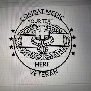 Puede incluir: Ilustración en blanco y negro de una insignia de médico de combate con una cruz, una serpiente y una corona de laurel. El texto "COMBAT MEDIC", "YOUR TEXT HERE" y "VETERAN" están incluidos en el diseño.