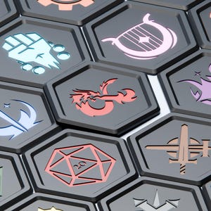 以下が含まれることがあります： 様々なシンボルとデザインが施された黒い六角形のタイル。ドラゴン、剣、ハープ、サイコロ、拳などがあります。タイルはハニカムパターンで配置されています。
