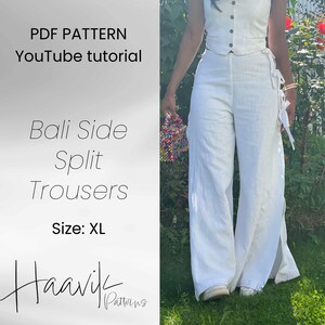 Puede incluir: Pantalón blanco de lino con una abertura lateral y un detalle de lazo. El pantalón se combina con un top blanco sin mangas y un bolso de cuentas. La imagen incluye el texto "PDF PATTERN YouTube tutorial Bali Side Split Trousers Size: XL Haavik Patterns".