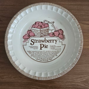 Vintage Royal China von Jeannette STRAWBERRY PIE Tortenteller 11 mit Rezept Bild 1