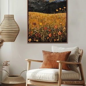 Puede incluir: Una pintura de un campo de flores silvestres bajo un cielo oscuro con luna llena y nubes. Las flores son en tonos de rojo, naranja, amarillo y azul. El cielo es de un azul profundo con algunas nubes blancas. La luna es un c&iacute;rculo blanco brillante.