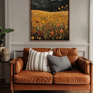 Puede incluir: Una pintura de un campo de flores silvestres bajo un cielo oscuro con luna llena y nubes. Las flores son en tonos de amarillo, naranja, rojo y morado. El cielo es de un azul profundo con algunas nubes blancas. La luna es un c&iacute;rculo blanco brillante.