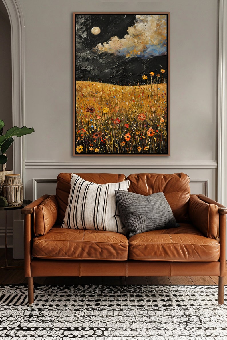 Puede incluir: Una pintura de un campo de flores silvestres bajo un cielo oscuro con luna llena y nubes. Las flores son en tonos de amarillo, naranja, rojo y morado. El cielo es de un azul profundo con algunas nubes blancas. La luna es un c&iacute;rculo blanco brillante.