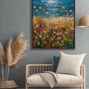 Puede incluir: Pintura vertical enmarcada que representa una escena costera. La mitad superior muestra un cielo azul texturizado y el oc&eacute;ano. La mitad inferior presenta una playa de arena con coloridas flores silvestres.
