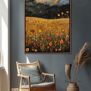 Puede incluir: Una pintura de un campo de flores silvestres bajo un cielo oscuro con luna llena y nubes. Las flores son en tonos de amarillo, naranja, rojo y morado. El cielo es de un azul profundo con algunas nubes blancas. La luna es un c&iacute;rculo blanco brillante.