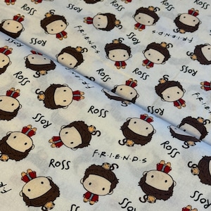 Może przedstawiać: Biała tkanina z powtarzającym się wzorem postaci z kreskówek Rossa Gellera z serialu Friends. Projekt zawiera imię "Ross" i tytuł serialu. Kreskówkowy Ross ma brązowe włosy i nosi czerwoną kurtkę.