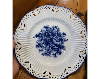 Klasyczny, podstawowy talerz Porcelana w kolorze niebieskim i białym z ażurową kratką w kwiaty