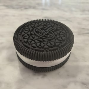 Contenant torsadé inspiré des biscuits Oreo