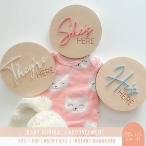 Elle est là, il est là, ils sont là Révélation bébé, accessoire photo | Faire-part ou plaque d'arrivée de nouveau-né | Fichiers numériques SVG pour machines laser