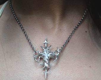 Collar con colgante de cibersigilo puntiagudo con labradorita/cuarzo rosa en forma de cruz, joyería cybercore vanguardista de principios de los 2000.