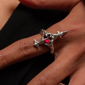 Spiky Sword Ring: Roter Kristall, weichgelöteter Cyberpunk Schmuck