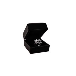 Puede incluir: Un anillo de plata con un dise&ntilde;o delicado se muestra en una caja de anillo negra.