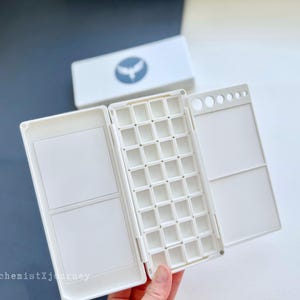 Paleta de acuarela de 32 medias bandejas / Base magnética / Bandeja de mezcla de cerámica o resina / Estuche compacto para artista / Diseño personalizado / Cierre magnético
