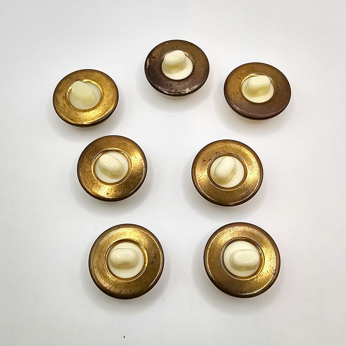 7 Vintage Plastic/brass Buttons Etsy
