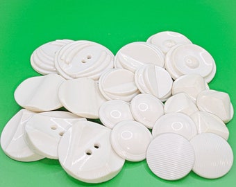 Assortment of vintage white plastic buttons (22)