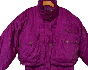 Chaqueta acolchada corta retro de los años 80 de Fall Line, morada, con cremallera completa y cuello alto, talla L