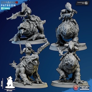 Pode incluir: Quatro figuras em miniatura de uma criatura de fantasia com um cavaleiro, cada uma montada em uma grande besta blindada. As figuras são cinzentas e detalhadas, com armas e armaduras. A base de cada figura é plana, redonda ou quadrada. A imagem inclui o texto "CHAMAKO PATREON TRIBES".