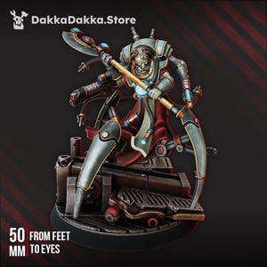 Könnte beinhalten: Detaillierte Miniaturfigur eines Roboter-Kriegers mit mehreren Armen und Waffen. Die Figur ist in Metallic-Grau, Rot und Blau bemalt und steht auf einem detaillierten Sockel. Der Text "50 MM FROM FEET TO EYES" ist sichtbar. Das DakkaDakka.Store-Logo ist sichtbar.