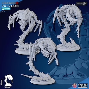 Op de afbeelding: Drie witte, gelede, robotachtige insectenachtige sculpturen. Elk heeft een gesegmenteerd lichaam, meerdere poten en een kop met mechanische details. De sculpturen staan op cirkelvormige bases, met een blauwe achtergrond en de tekst "CHAMAKO PATREON TRIBES".