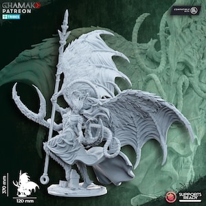 Puede incluir: Figura en miniatura gris detallada de un demonio alado sosteniendo un bastón. La figura tiene cuernos, un vestido fluido y detalles intrincados en las alas. La base mide 12 cm de ancho y la figura mide 37 cm de alto. La figura es "Supports Ready".