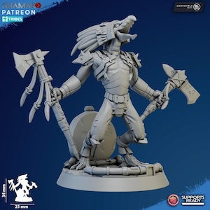 Pode incluir: Figura cinzenta impressa em 3D de uma criatura humanóide com cabeça de réptil, segurando dois machados. A figura tem 3,4 cm de altura e 2,5 cm de largura. A figura tem armadura e está sobre uma base circular. Inclui o texto "CHAMAKO PATREON TRIBES".