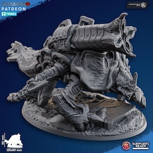 Op de afbeelding: Een gedetailleerde, grijze, 3D-geprinte miniatuur van een bio-mechanisch wezen. Het model heeft ingewikkelde pantserplaten, meerdere poten en een grote, wapenachtige structuur op de rug. De basis meet 120x90 mm.