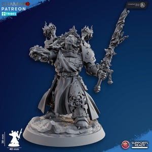 Könnte beinhalten: Graue Miniaturfigur eines Kriegers in verzierter Rüstung, der ein flammendes Schwert hält. Die Figur steht auf einem felsigen Sockel, mit Umhang und Totenkopfdetails. Die Basis ist 4 cm breit und 3,8 cm hoch.