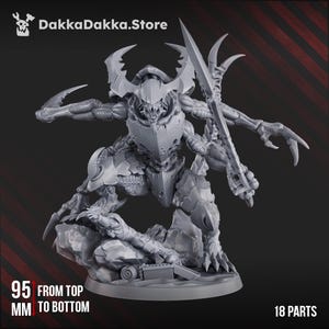 Pode incluir: Figura em miniatura cinzenta e detalhada de uma criatura monstruosa com múltiplos braços, garras afiadas e uma grande lâmina. A figura está sobre uma base rochosa. O texto "DakkaDakka.Store" é visível. A figura mede 9,5 cm de altura.