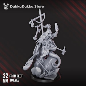 Può includere: Statuetta grigia di una creatura fantasy, con un martello e una spada, con un bastone dietro. La statuetta misura 3,2 cm dai piedi agli occhi. Il logo DakkaDakka.Store è in alto a sinistra.