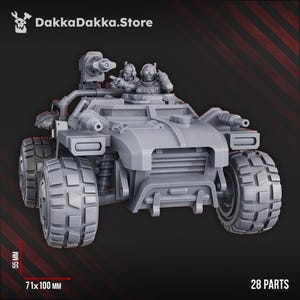 Könnte beinhalten: Graues, detailliertes Modell eines Militärfahrzeugs mit zwei Figuren im Cockpit. Das Fahrzeug hat große, robuste Reifen und mehrere montierte Waffen. Die Abmessungen betragen 7,1 x 10 cm, die Höhe 5,5 cm. Der Text "DakkaDakka.Store" ist sichtbar.