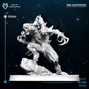 Può includere: Miniatura pre-supportata stampata in 3D di una creatura fantasy. La figura è un umanoide rettiliano con artigli affilati, denti e armatura. La base è ovale di 75 mm e la figura è alta 6 cm. Logo Den of Imagination.