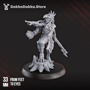 Può includere: Statuetta grigia stampata in 3D di un guerriero con elmo a forma di uccello, in piedi su un ceppo d'albero. La figura è alta 3,3 cm dai piedi agli occhi. Il logo DakkaDakka.Store è in alto a sinistra.
