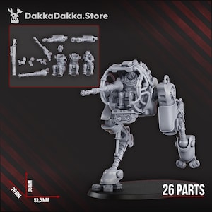 Puede incluir: Modelo gris impreso en 3D de una máquina de guerra bípeda con un cañón grande, que mide 5,35 cm de largo, 9,6 cm de alto y 7,6 cm de ancho. La imagen incluye un conjunto separado de piezas y el texto "26 PARTS". El logotipo de DakkaDakka.Store está en la esquina superior izquierda.