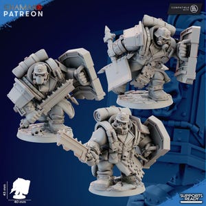 Puede incluir: Tres figuras en miniatura grises de soldados blindados, cada uno con un arma y un escudo. Las figuras tienen cascos y mochilas detallados, posadas sobre bases circulares. La imagen incluye el texto "CHAMAK PATREON" y "SUPPORTS READY".