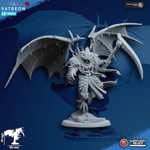 Peut inclure: Figurine miniature grise détaillée d'un démon ailé avec un casque à cornes, tenant une faux. La figurine repose sur une base rocheuse, avec une envergure d'environ 6 cm. Le fond est bleu foncé.