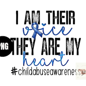 Könnte beinhalten: Ein blaues Band mit dem Text "Ich bin ihre Stimme, sie sind mein Herz #childabuseawareness" in schwarzer Schrift mit einem Grunge-Effekt. Der Text befindet sich auf einem weißen Hintergrund.