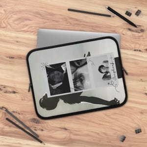 Puede incluir: Funda para portátil en blanco y negro con una silueta de una persona y tres fotos en blanco y negro. Las fotos muestran a dos personas y el texto "The Jungkook".