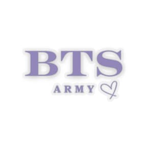 Può includere: Un adesivo con le lettere "BTS" in lilla chiaro, bordate di bianco. Sotto, la parola "ARMY" appare nello stesso colore, accompagnata da un piccolo simbolo a forma di cuore. Tutto su sfondo bianco.