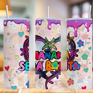 K&ouml;nnte beinhalten: Drei bunte Edelstahlbecher mit einem rosa, violetten und wei&szlig;en Design. Die Becher zeigen eine Vielzahl von Comic-artigen Bildern, darunter Herzen, Blumen, Regenb&ouml;gen und einen Totenkopf. Der Text "SE A BONITO" ist auf den Bechern sichtbar.