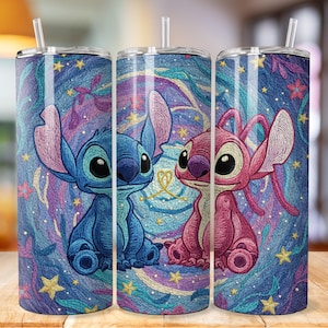 Puede incluir: Tres vasos de acero inoxidable con pajitas, con Stitch y Angel de Lilo & Stitch. El dise&ntilde;o incluye un Stitch azul y un Angel rosa, sobre un fondo arremolinado azul, morado y rosa con estrellas y detalles florales.