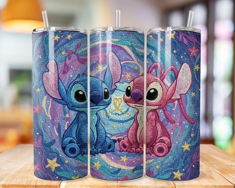 Puede incluir: Tres vasos de acero inoxidable con pajitas, con Stitch y Angel de Lilo & Stitch. El dise&ntilde;o incluye un Stitch azul y un Angel rosa, sobre un fondo arremolinado azul, morado y rosa con estrellas y detalles florales.